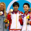 Olympijské medailistky na OH 2012 v Londýně, zlatá Číňanka Šiwen Yeová, stříbrná Američanka Elizabeth Beiselová a bronzová Číňanka Xuanxu Liová po 400 metrech polohovacího závodu v plavání.