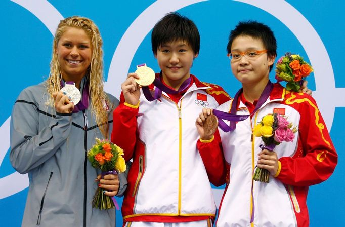 Olympijské medailistky a plavkyně na OH 2012 v Londýně, zlatá Číňanka Šiwen Yeová, stříbrná Američanka Elizabeth Beiselová a bronzová Číňanka Xuanxu Liová.