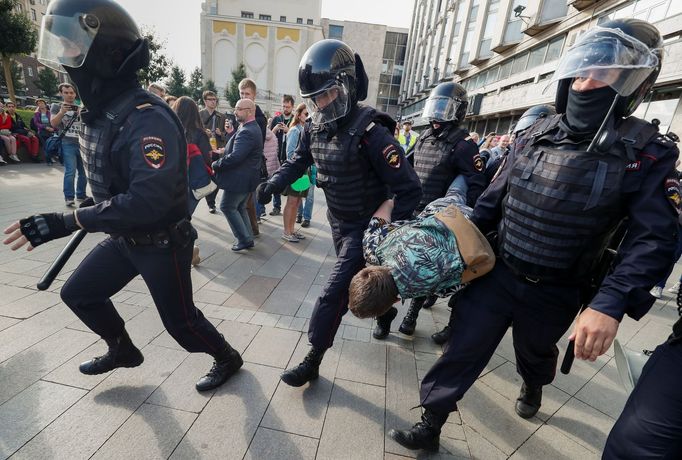 Protivládní protesty v Rusku, které rozehnala policie.