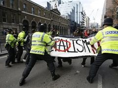 Londýnská policie ve střetu s aktivisty všeho druhu