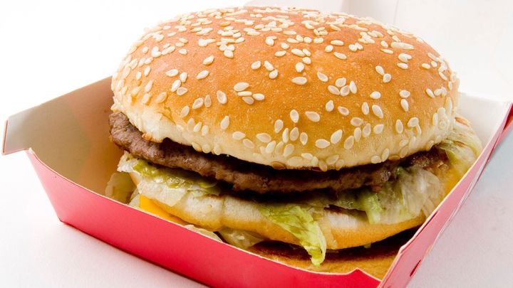 Zavřené restaurace vrší ztráty. Fastfoody zachraňují okénka i zkušenosti s rozvozem