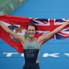 Flora Duffyová z Bermud slaví zlato v závodě triatlonistek na OH 2020