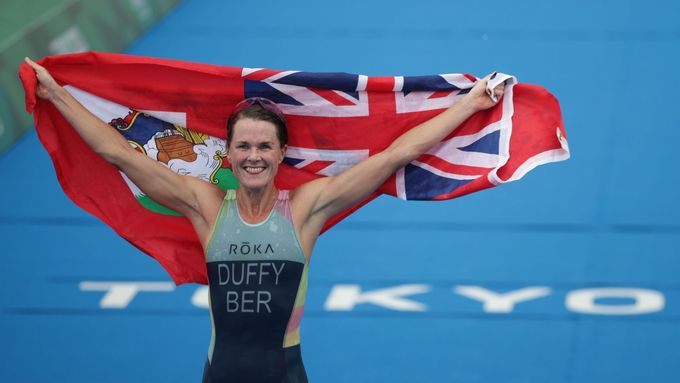 Flora Duffyová z Bermud slaví zlato v závodě triatlonistek na OH 2020