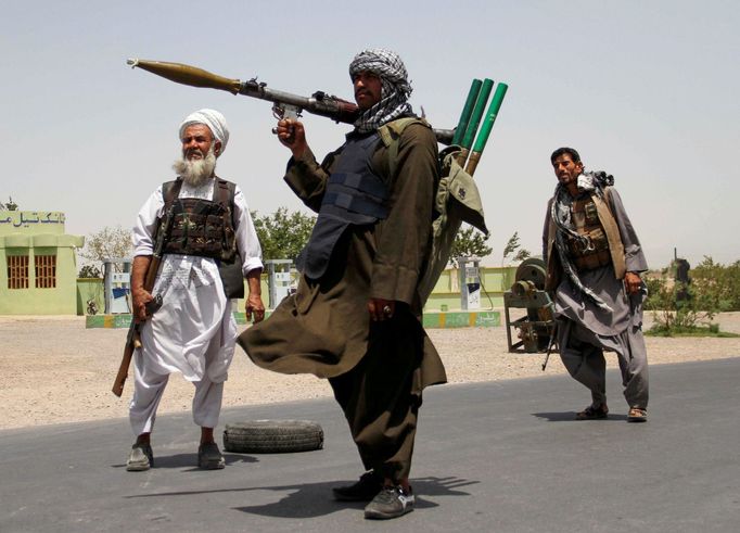 Bývalý mudžahedín, na straně afghánské armády, se chystá do boje s Tálibánem.