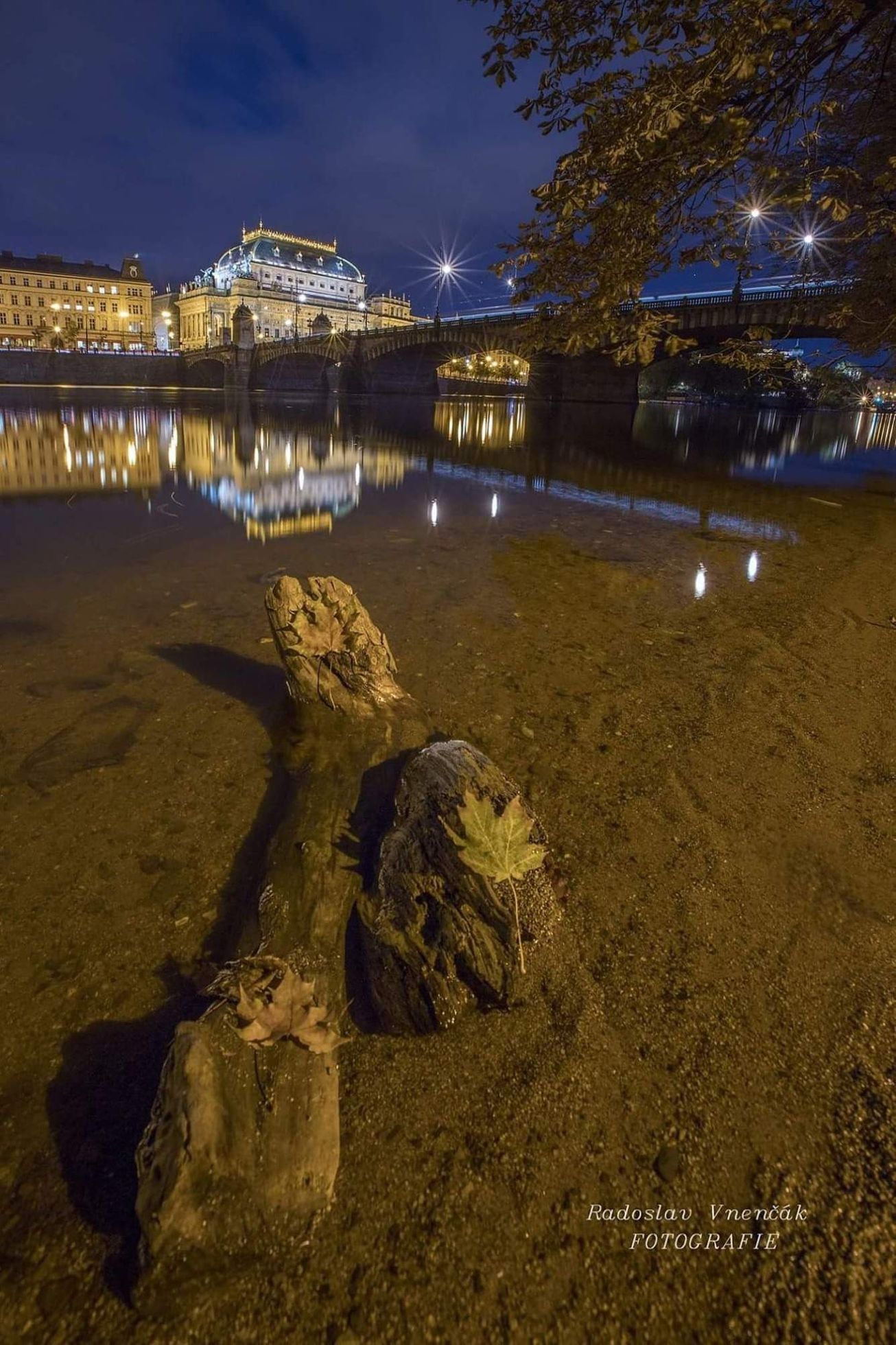 Radoslav Vnenčák: Praha v zrcadle