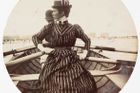 Veslující žena ve člunu, cca 1900.