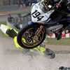 Yamaha Francouze Gimberta a Honda japonského závodníka Aoyami v kotrmelcích.