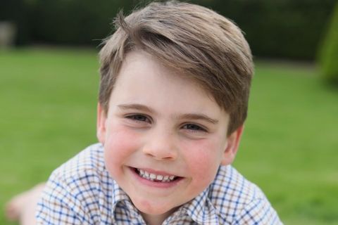Nejmladší syn prince Williama slaví šesté narozeniny, Kate zveřejnila novou fotku