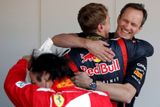 Vettel příjímá gratulace od šéfmechanika Red Bullu.