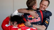 Vettel příjímá gratulace od šéfmechanika Red Bullu.