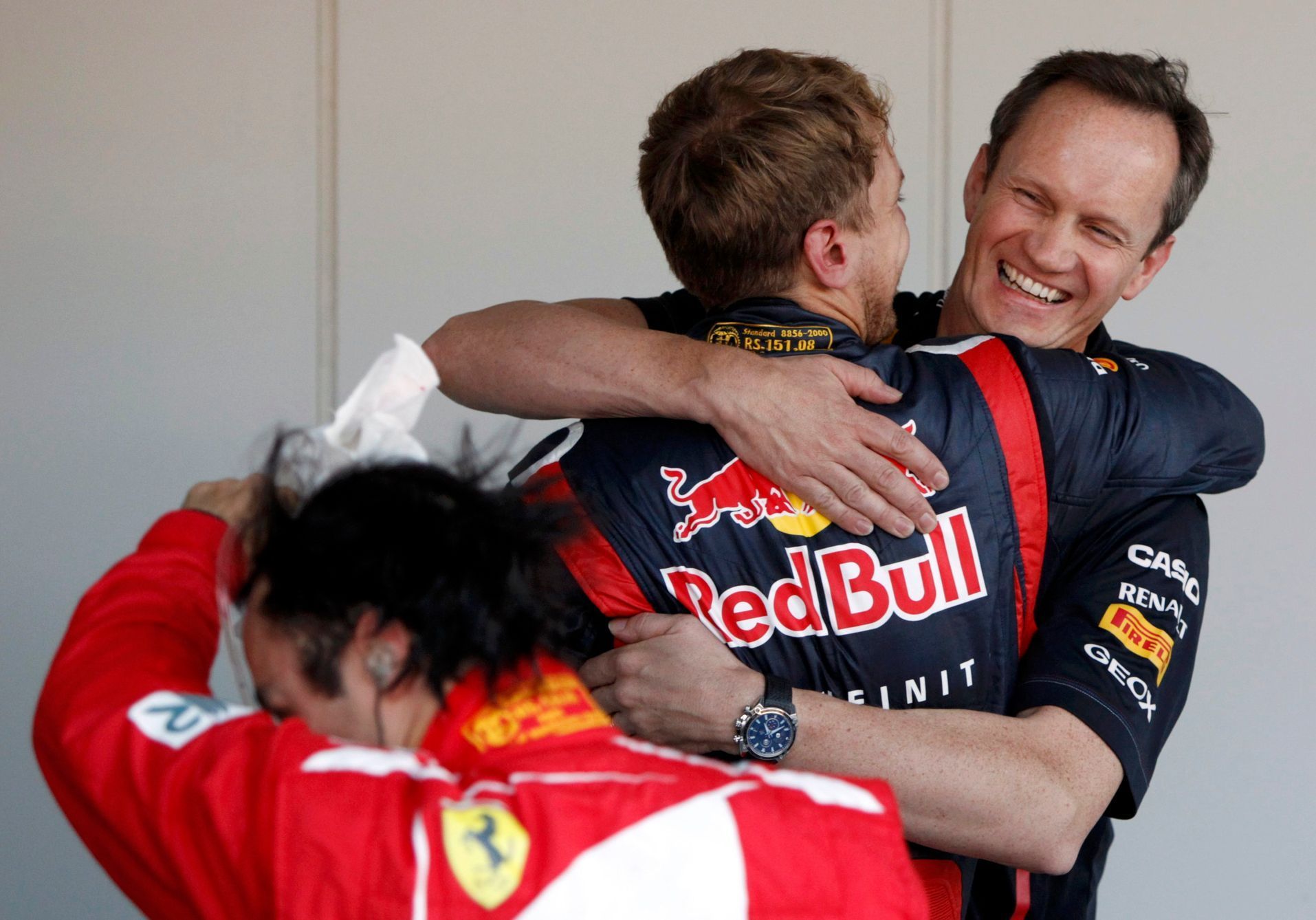 Sebastian Vettel se raduje z vítězství ve VC Japonska s šéfinženýrem Red Bullu Paulem Monaghanem