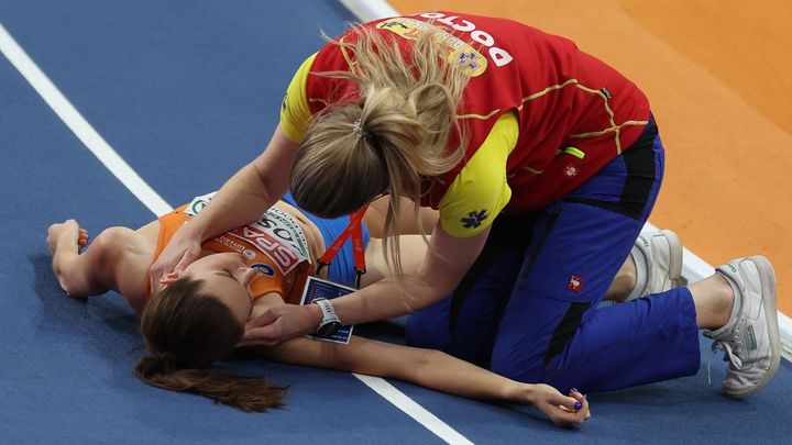 Otřes mozku, modřiny a zlomené srdce. Běžkyně skončila na halovém ME v bezvědomí; Zdroj foto: Reuters