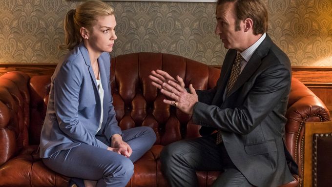 Rhea Seehornová jako právnička Kim Wexlerová a Bob Odenkirk neboli advokát Jimmy McGill v nové řadě Better Call Saul.