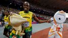 Jamajský sprinter Usain Bolt slaví vítězství ve sprintu na 200 metrů na OH 2012 v Londýně.