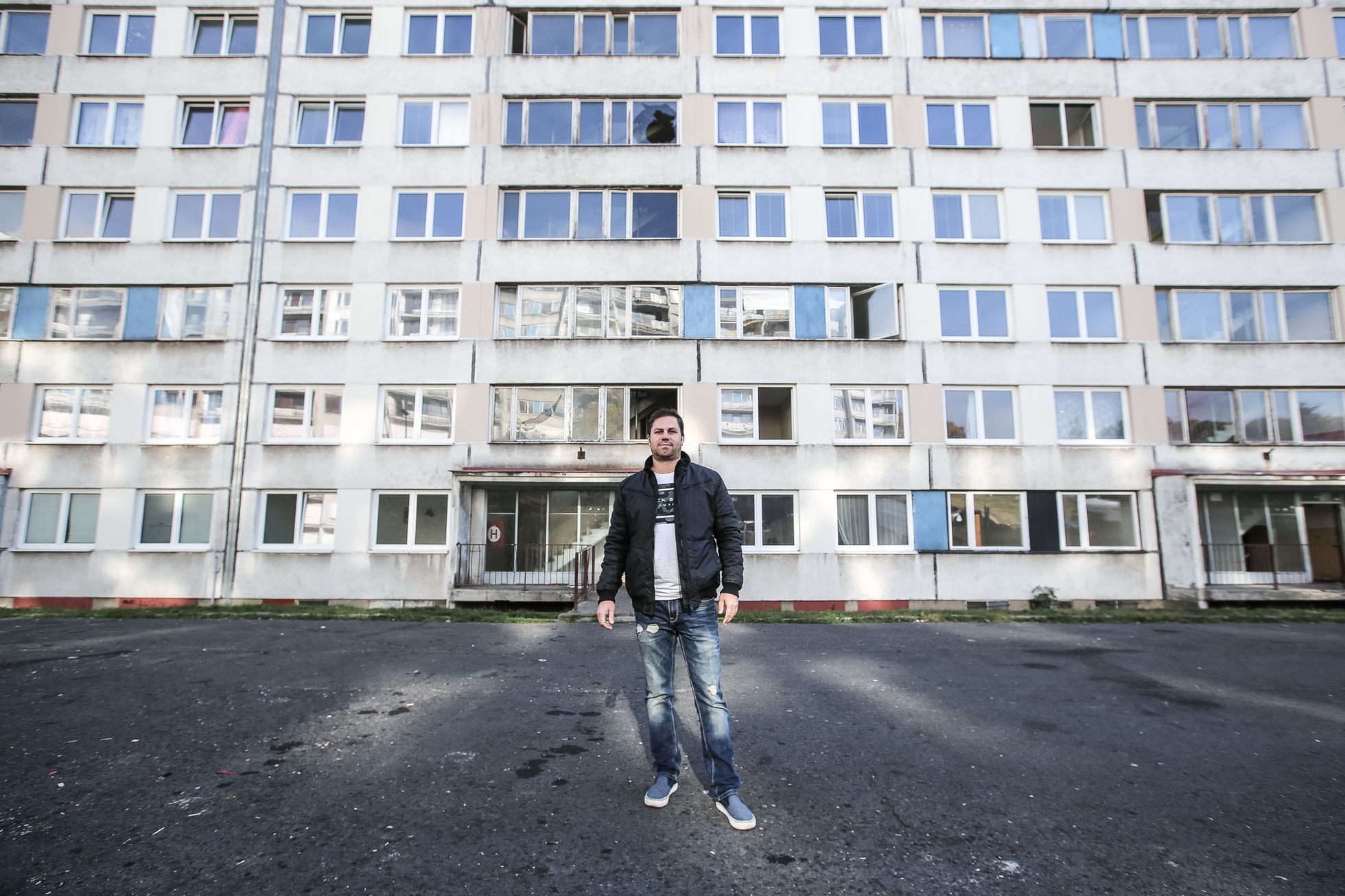 Sídliště Janov, Litvínov, 22.10.2018 - (polo)opuštěné a vybydlené domy, vytlučená okna