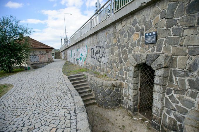 Ústí do Rudolfovy štoly poblíž Štefánikova mostu v Praze. Foto z roku 2013.