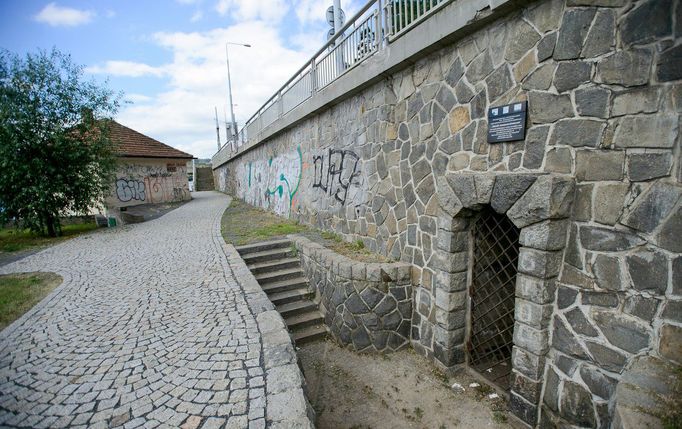 Ústí do Rudolfovy štoly poblíž Štefánikova mostu v Praze. Foto z roku 2013.