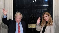 Britský premiér Boris Johnson se svou partnerkou Carrie Symondsovou