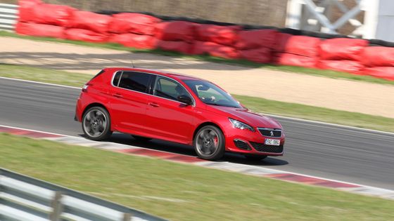 Peugeot 308 GTi na mosteckém okruhu.