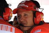 Sedminásobný vítěz formule jedna Michael Schumacher v zázemí stáje Ferrari při tréninku na Velkou cenu Německa.