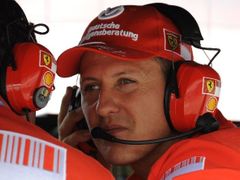 Sedminásobný vítěz formule jedna Michael Schumacher v zázemí stáje Ferrari při tréninku na Velkou cenu Německa.
