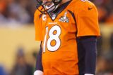...naopak ten druhý nejstarší, který svůj tým do Super Bowlu dostal - Payton Manning odcházel v dresu Denveru Broncos ze hřiště se svěšenou hlavou.