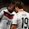 MS 2014, Argentina-Německo: Jerome Boateng  a Mario Götze slaví vítězný gól