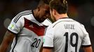 MS 2014, Argentina-Německo: Jerome Boateng  a Mario Götze slaví vítězný gól