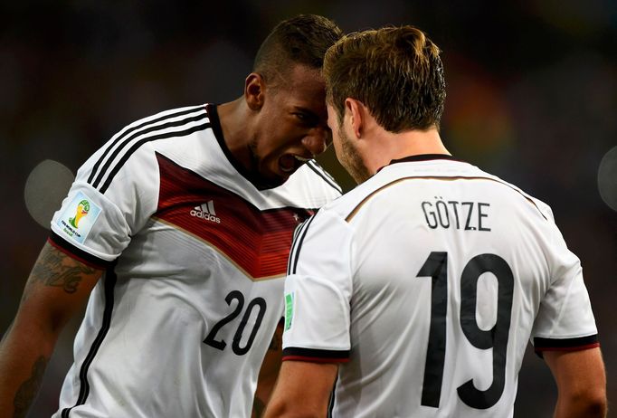 MS 2014, Argentina-Německo: Jerome Boateng  a Mario Götze slaví vítězný gól