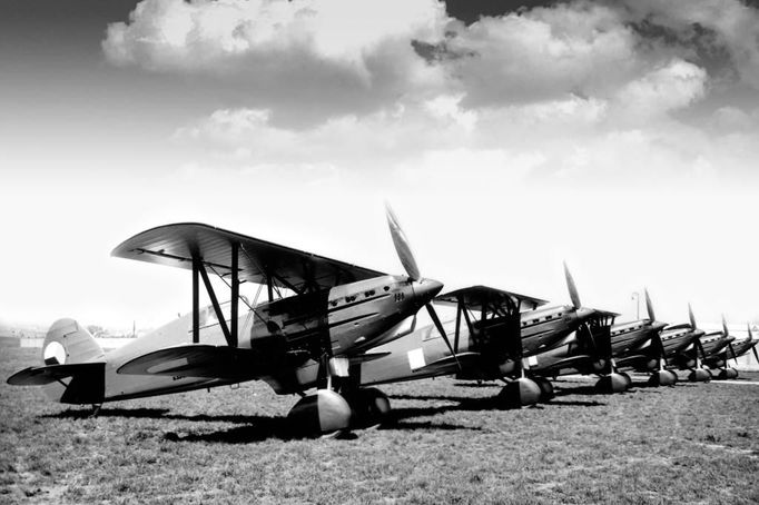 Rozsáhlá modernizace čs. armády, k níž bylo přikročeno po roce 1933, se u letectva projevila především v rostoucím počtu strojů různého určení. Standardním stíhacím letounem čs. vojenského letectva se stal dvouplošník Avia B-534. (Vojenský historický ústav/Eduard Stehlík)