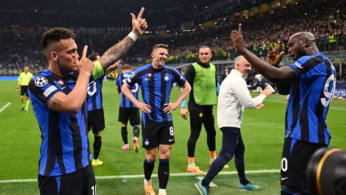 Radost fotbalistů Interu Milán po vítězství nad městským rivalem AC a postupu do finále Ligy mistrů