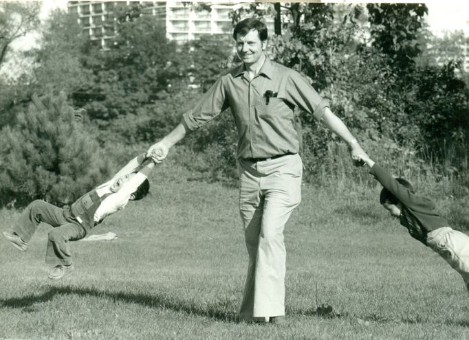 Josef Svoboda na fotografii ze 70. let v Kanadě jako šťastný otec.