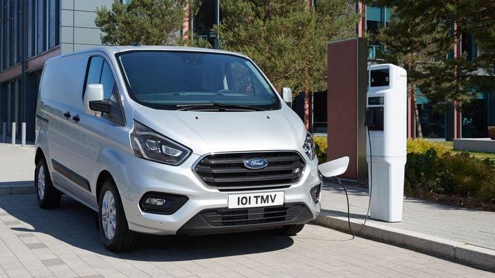 Ford: Nabíječky pro elektromobily nejsou na správných místech. Vymýšlí, kam s nimi