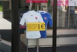 Dres za jedno euro. Politickou reklamu už začíná překrývat ta upozorňující na historickou účast Slováků na mistrovství světa ve fotbale