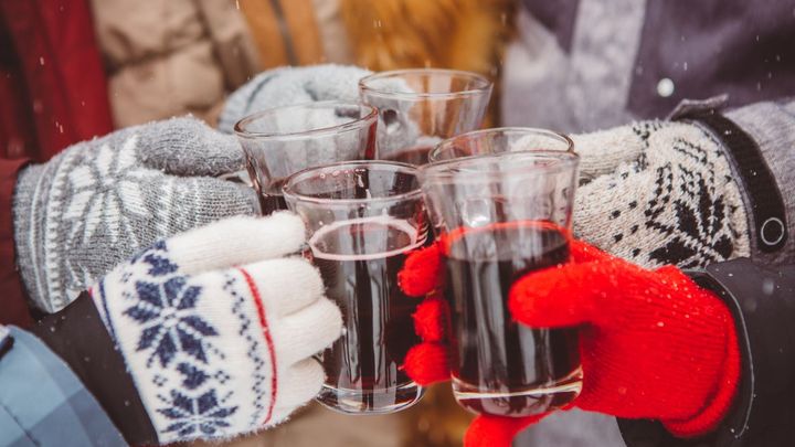 Téměř čtyřicet procent Čechů přiznává, že při lyžování popíjí alkohol; Zdroj foto: iStock