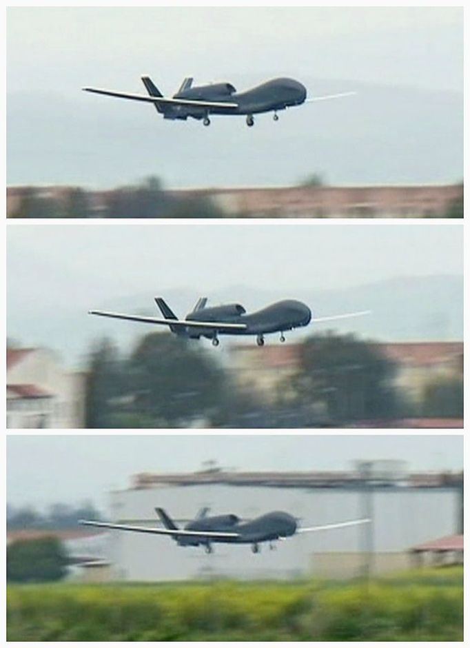 Kombinovaný snímek ze sicilské základny NATO ukazuje vzlet amerického bezpilotního letounu Global Hawk. I tento stroj byl zapojen do operací v Libyi.