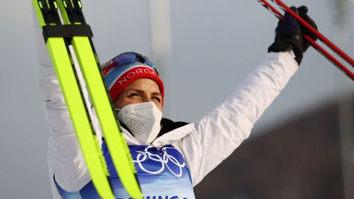 Norka Therese Johaugová slaví zlatou medaili.