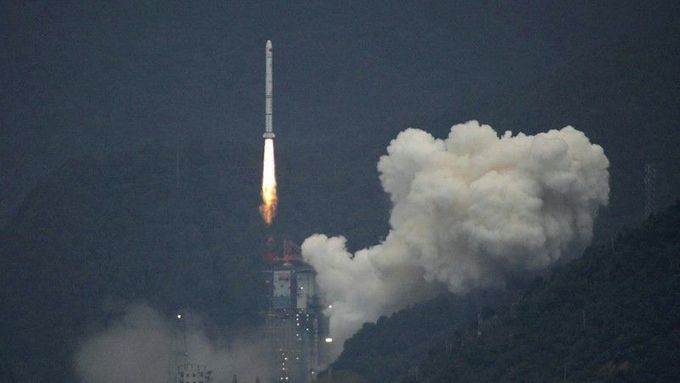Raketa s první čínskou družicí odstartovala v pravé poledne.