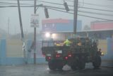 Civilní obrana zasahuje při řádění hurikánu ve městě Fajardo v Portoriku.