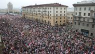 V neděli zaplnili demonstranti náměstí Nezávislosti v běloruském Minsku. Protestujících požadujících odstoupení prezidenta Alexandra Lukašenka přišlo kolem sta tisíc, některá média odhadují jejich počet až na dvojnásobek.