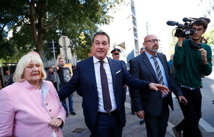 Předseda Svobodné strany Rakouska (FPÖ) Heinz-Christian Strache přišel volit se svojí matkou.