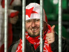 Fanoušek Slavie před začátkem zápasu. Slávistický kotel měl od klubu za klidný průběh žilinského zápasu slíbeno 20 tisíc korun na choreografii proti Hamburku.