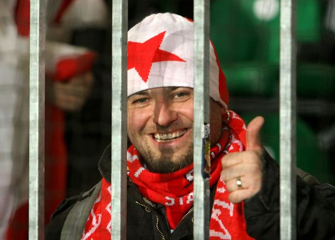 Fanoušek Slavie před začátkem zápasu. Slávistický kotel měl od klubu za klidný průběh žilinského zápasu slíbeno 20 tisíc korun na choreografii proti Hamburku.