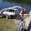 Hasiči vytahují vozidlo z rybníku