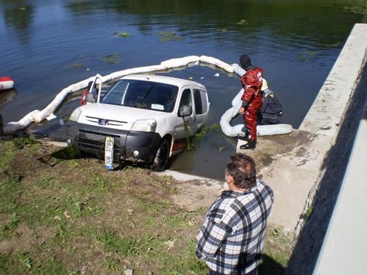 Hasiči vytahují vozidlo z rybníku
