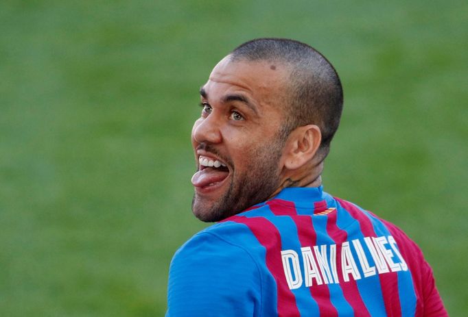 Dani Alves při svém návratu do Barcelony