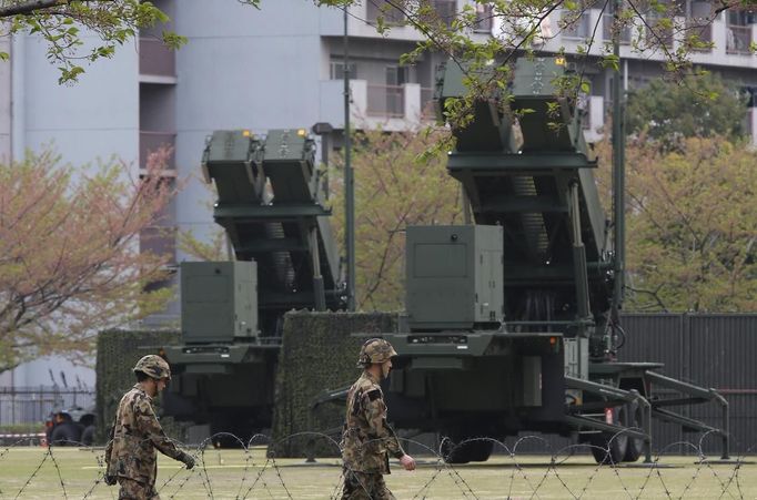 Members of the Japan Self-Defence Forces deploy Patriot Advanced Capability-3 (PAC-3) missiles at the Defence Ministry in Tokyo April 9, 2013. Japanese public broadcaster NHK showed aerial footage of what it said were ballistic missile interceptors being deployed near Tokyo in response to North Korea's threats and actions. Japan in the past has deployed ground-based PAC-3 interceptors, as well as Aegis radar-equipped destroyers carrying Standard Missile-3 (SM-3) interceptors in the run-up to North Korean missile launches. REUTERS/Issei Kato (JAPAN - Tags: POLITICS MILITARY) Published: Dub. 9, 2013, 1:50 dop.