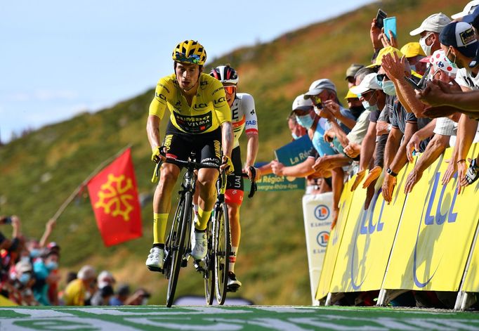 13. etapa Tour de France 2020: Primož Roglič a Tadej Pogačar při dojezdu do cíle.