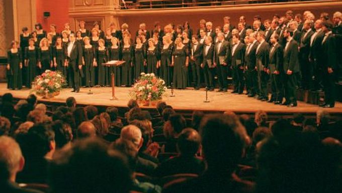 Koncert k 60.výročí založení Pražského filharmonického sboru; fotografie z roku 1995 z Dvořákovy síně Rudolfina.