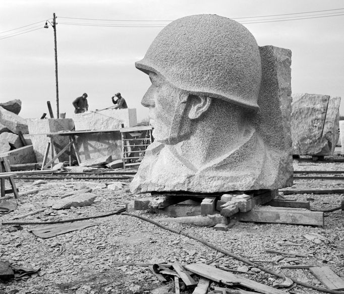 Archivní fotografie z éry 50. a 60. let 20. století, kdy na Letné v Praze vznikl a později zanikl nechvalně proslulý Stalinův památník.